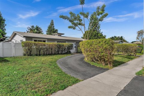 Villa ou maison à vendre à Hollywood, Floride: 4 chambres, 151.9 m2 № 2338432 - photo 2