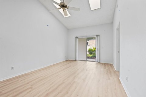 Townhouse in Vero Beach, Florida 2 bedrooms, 104.61 sq.m. № 2315719 - photo 20