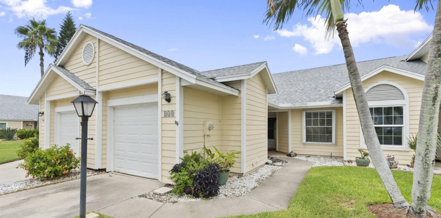 Townhouse in Vero Beach, Florida 2 bedrooms, 104.61 sq.m. № 2315719