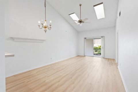 Townhouse in Vero Beach, Florida 2 bedrooms, 104.61 sq.m. № 2315719 - photo 23
