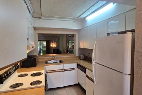 Condo in Lake Worth, Florida, 2 bedrooms № 2249255 - photo 11