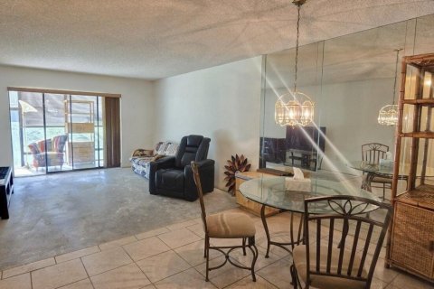 Condo in Lake Worth, Florida, 2 bedrooms № 2249255 - photo 8