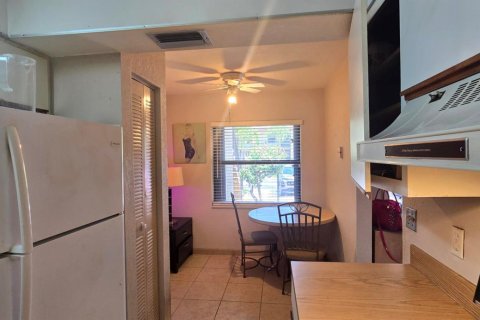 Condo in Lake Worth, Florida, 2 bedrooms № 2249255 - photo 12