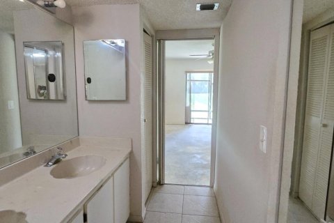 Condo in Lake Worth, Florida, 2 bedrooms № 2249255 - photo 7