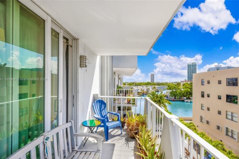 Кондоминиум с 1 спальней в Майами-Бич, Флорида № 2018596