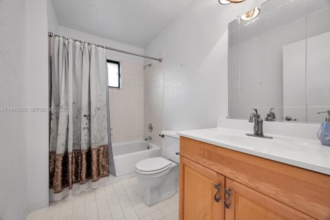 Townhouse in Miami, Florida 2 bedrooms, 131.92 sq.m. № 2003367 - photo 18