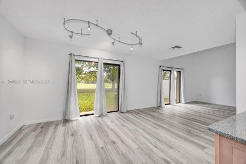 Townhouse in Miami, Florida 2 bedrooms, 131.92 sq.m. № 2003367 - photo 8