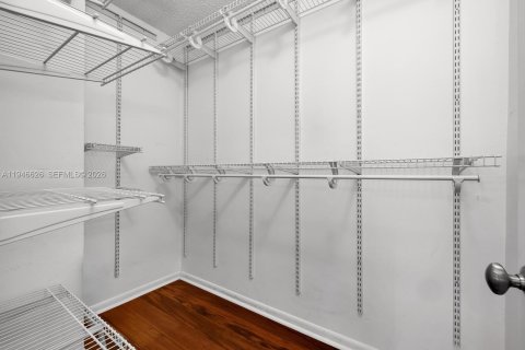 Townhouse in Miami, Florida 2 bedrooms, 131.92 sq.m. № 2003367 - photo 14