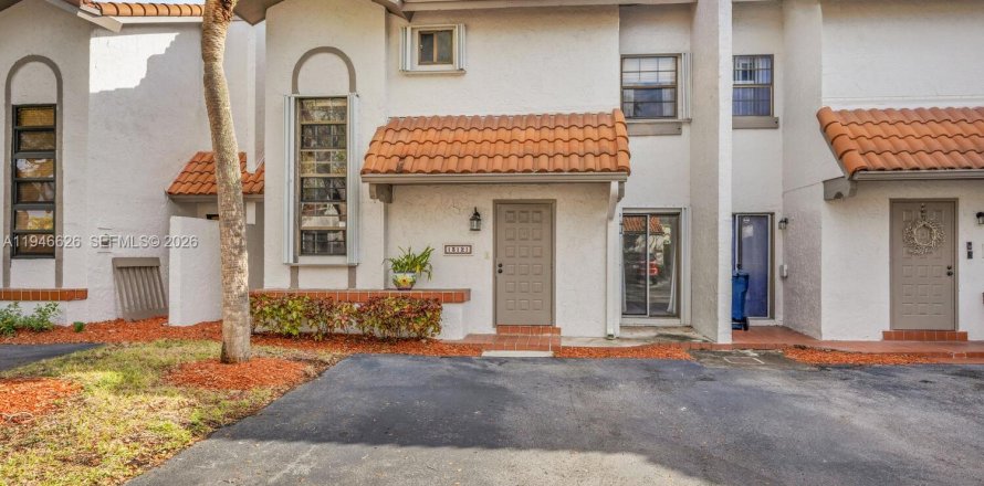 Townhouse in Miami, Florida 2 bedrooms, 131.92 sq.m. № 2003367