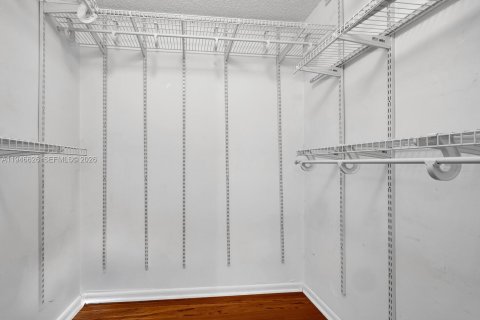 Townhouse in Miami, Florida 2 bedrooms, 131.92 sq.m. № 2003367 - photo 19