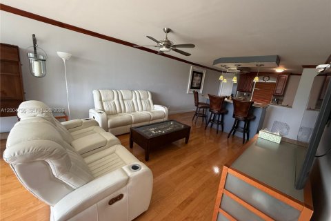 Condo in Pompano Beach, Florida, 2 bedrooms  № 2068666 - photo 12