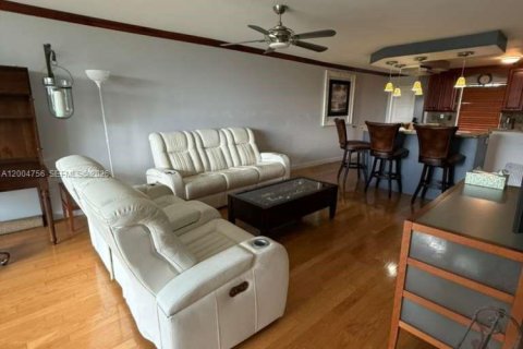 Condo in Pompano Beach, Florida, 2 bedrooms  № 2068666 - photo 13