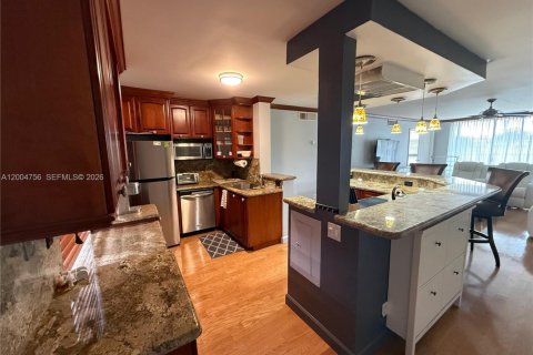 Condo in Pompano Beach, Florida, 2 bedrooms  № 2068666 - photo 7