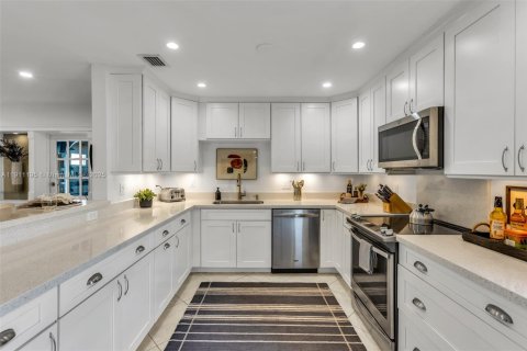 House in Fort Lauderdale, Florida 3 bedrooms, 191.94 sq.m. № 2013494 - photo 9