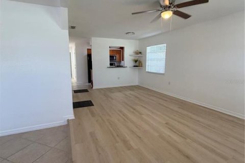 Villa ou maison à louer à Palmetto, Floride: 3 chambres, 96.06 m2 № 2393557 - photo 5