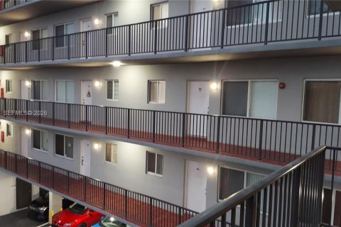 Condo in Miami, Florida, 2 bedrooms  № 2008347 - photo 8