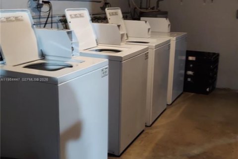 Condo in Miami, Florida, 2 bedrooms  № 2008347 - photo 13