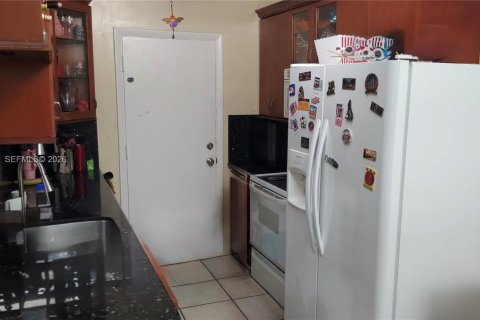 Condo in Miami, Florida, 2 bedrooms  № 2008347 - photo 5