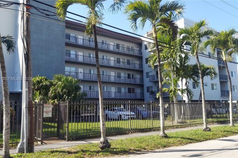 Condo in Miami, Florida, 2 bedrooms  № 2008347