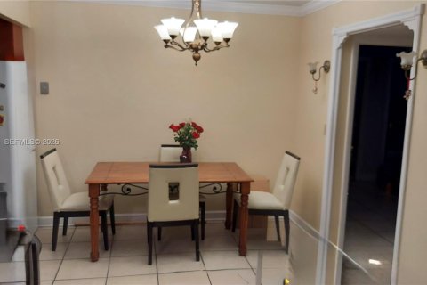 Condo in Miami, Florida, 2 bedrooms  № 2008347 - photo 4