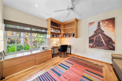 House in Miami Beach, Florida 3 bedrooms, 186.08 sq.m. № 1922227 - photo 16