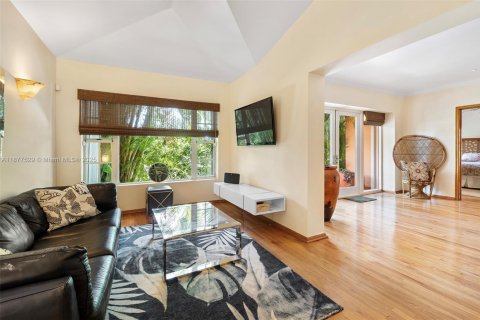 House in Miami Beach, Florida 3 bedrooms, 186.08 sq.m. № 1922227 - photo 7