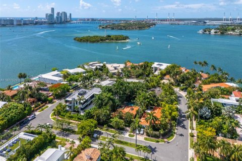 House in Miami Beach, Florida 3 bedrooms, 186.08 sq.m. № 1922227 - photo 1