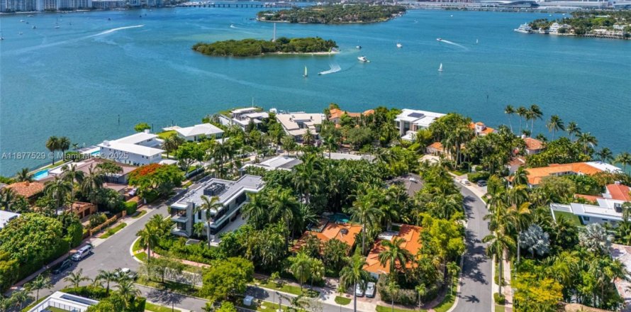 House in Miami Beach, Florida 3 bedrooms, 186.08 sq.m. № 1922227