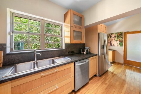 House in Miami Beach, Florida 3 bedrooms, 186.08 sq.m. № 1922227 - photo 9