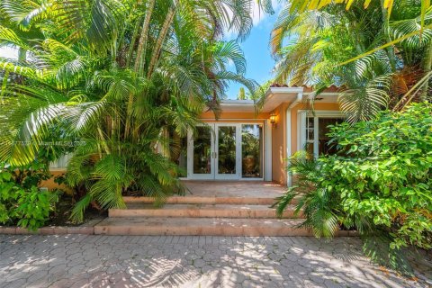 House in Miami Beach, Florida 3 bedrooms, 186.08 sq.m. № 1922227 - photo 17