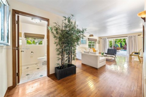 House in Miami Beach, Florida 3 bedrooms, 186.08 sq.m. № 1922227 - photo 14