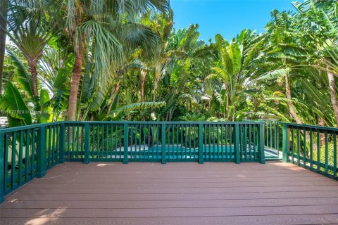 House in Miami Beach, Florida 3 bedrooms, 186.08 sq.m. № 1922227 - photo 13