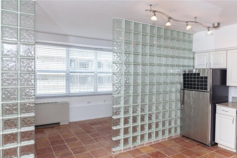 Condo in Miami Beach, Florida  № 1882040 - photo 2