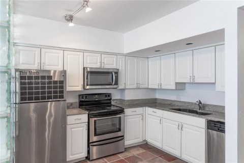 Condo in Miami Beach, Florida  № 1882040 - photo 1