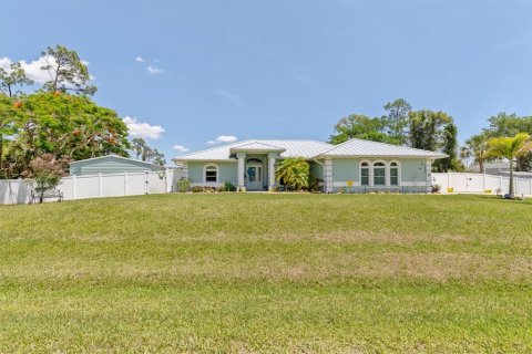 House in North Port, Florida 4 bedrooms, 231.51 sq.m. № 2211796 - photo 2