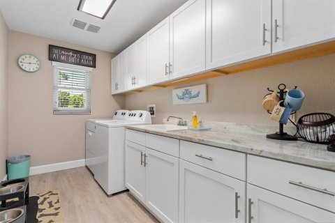 House in North Port, Florida 4 bedrooms, 231.51 sq.m. № 2211796 - photo 26