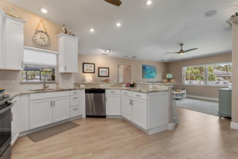 House in North Port, Florida 4 bedrooms, 231.51 sq.m. № 2211796 - photo 16