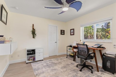 House in North Port, Florida 4 bedrooms, 231.51 sq.m. № 2211796 - photo 28