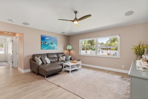 House in North Port, Florida 4 bedrooms, 231.51 sq.m. № 2211796 - photo 17