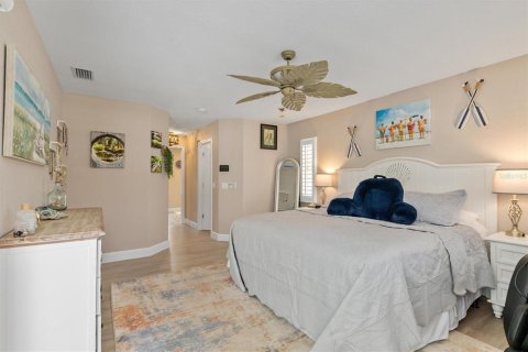 House in North Port, Florida 4 bedrooms, 231.51 sq.m. № 2211796 - photo 20