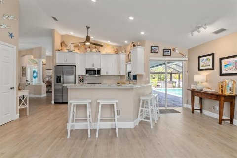 House in North Port, Florida 4 bedrooms, 231.51 sq.m. № 2211796 - photo 11