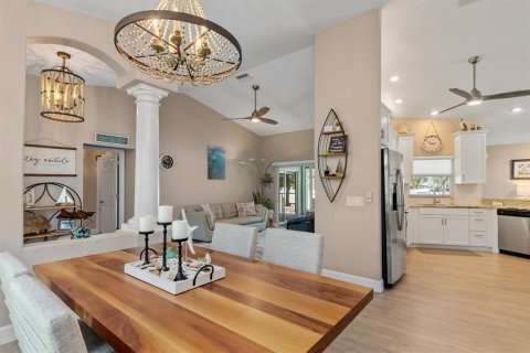 House in North Port, Florida 4 bedrooms, 231.51 sq.m. № 2211796 - photo 9