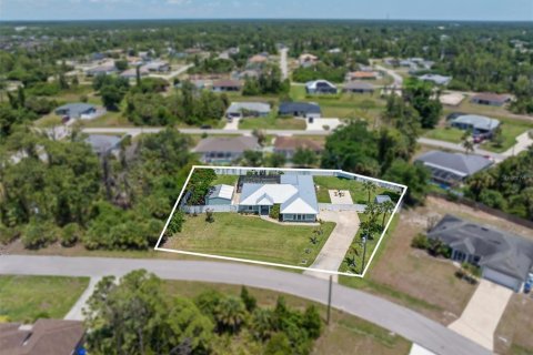 House in North Port, Florida 4 bedrooms, 231.51 sq.m. № 2211796 - photo 4