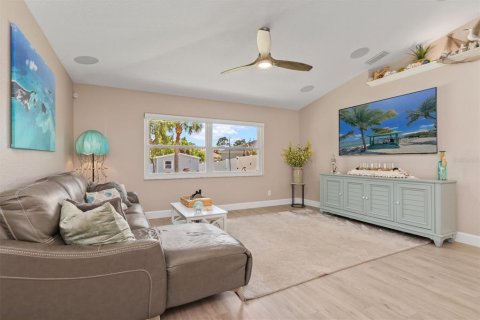 House in North Port, Florida 4 bedrooms, 231.51 sq.m. № 2211796 - photo 18