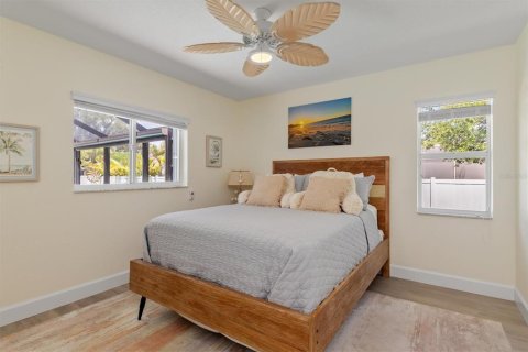 House in North Port, Florida 4 bedrooms, 231.51 sq.m. № 2211796 - photo 27