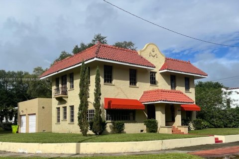 Villa ou maison à louer à El Portal, Floride: 4 chambres, 289.76 m2 № 1938449 - photo 1