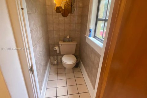 Villa ou maison à louer à El Portal, Floride: 4 chambres, 289.76 m2 № 1938449 - photo 23