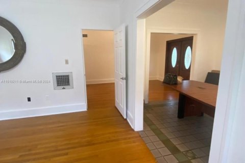 Villa ou maison à louer à El Portal, Floride: 4 chambres, 289.76 m2 № 1938449 - photo 8