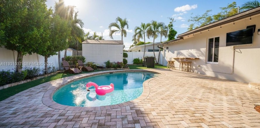 House in Pompano Beach, Florida 3 bedrooms, 115.94 sq.m. № 2034419