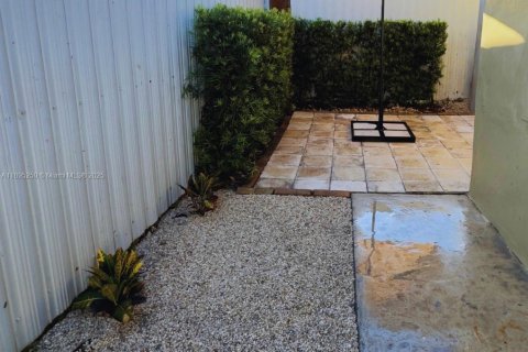 Снять в аренду квартиру в Хайалиа, Флорида 2 спальни, 92.9м2, № 1947578 - фото 2